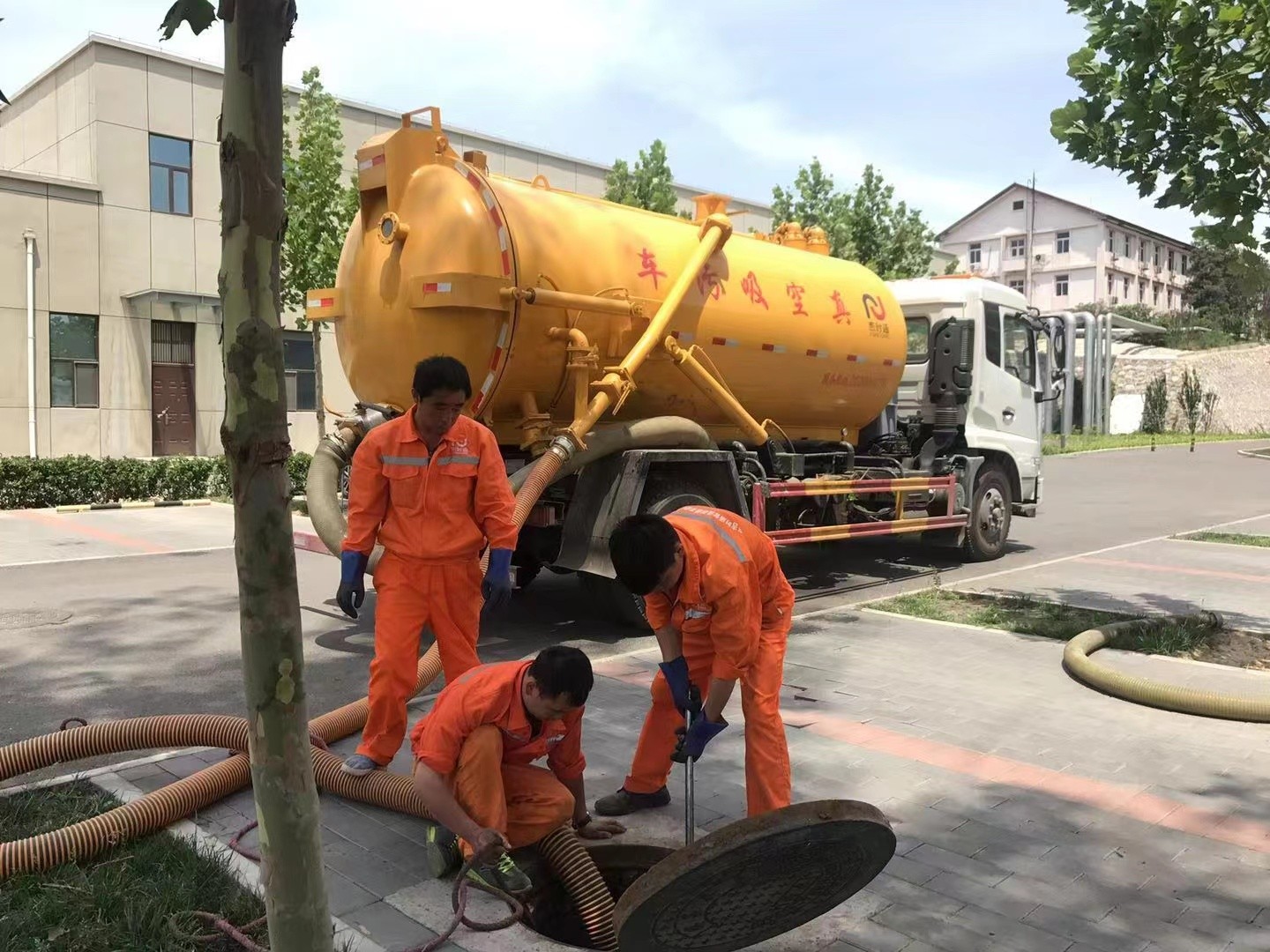万城镇化粪池清理与5-8吨吸粪车施工效率分析